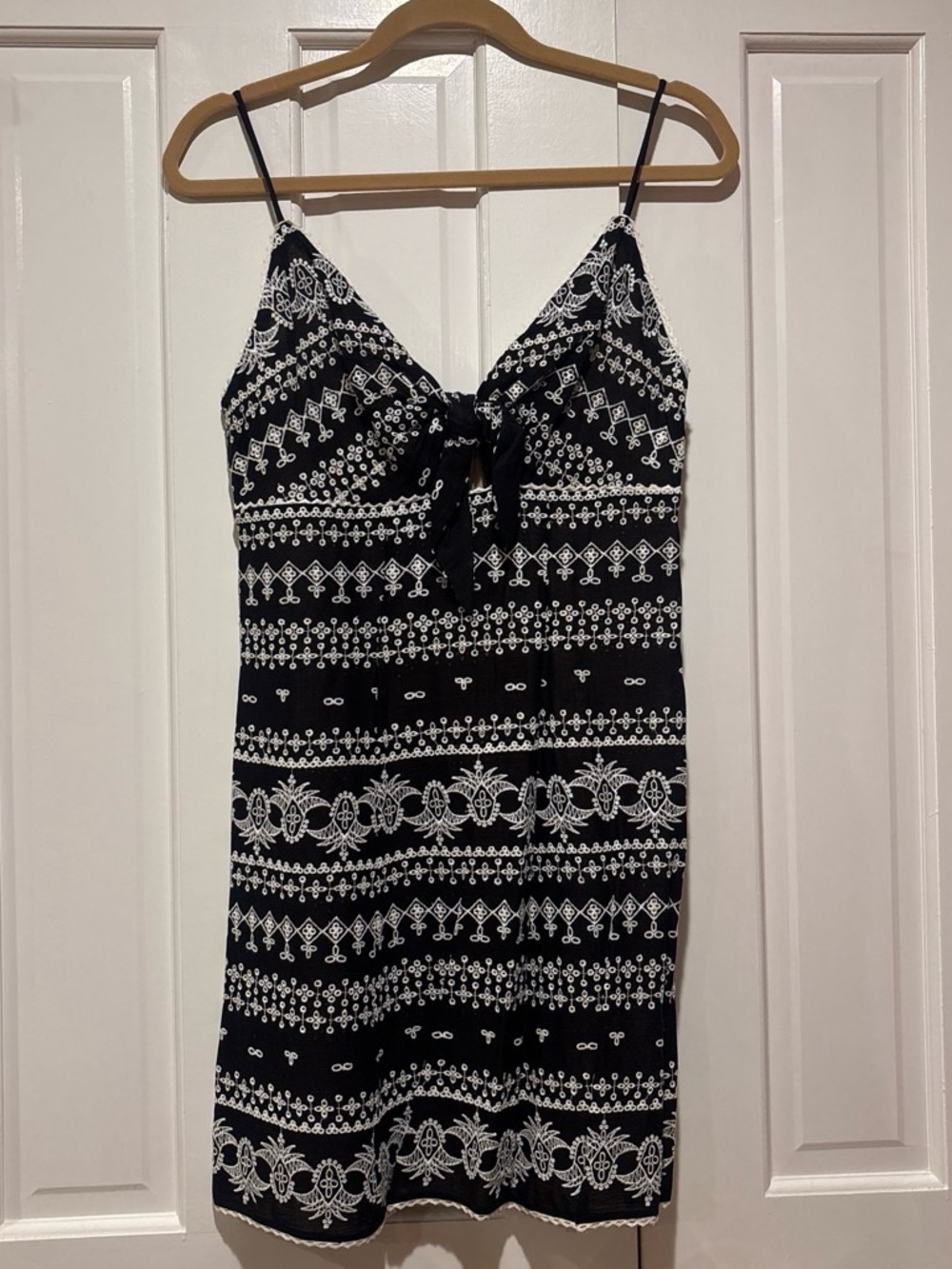 ALICE AND OLIVIA BLACK WHITE CUT OUT EYELET MINI DRESS SIZE 6